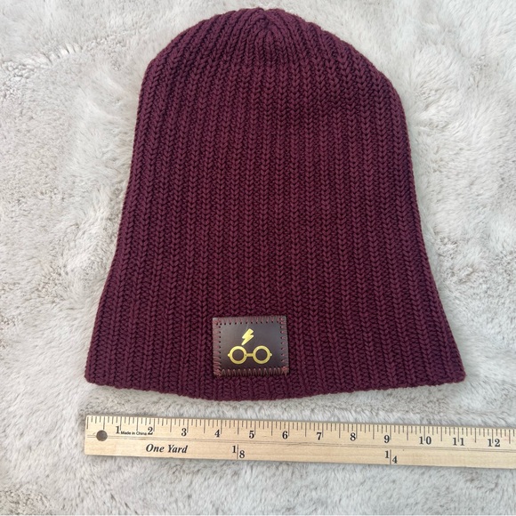 Harry Potter x Love Your Melon Burgundy Knit Beanie Hat Lightning Bolt Patch - Picture 7 of 8